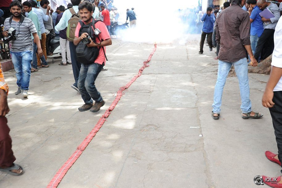 Prabhas-Watches-Baahubali-at-Sudharshan-Theatre